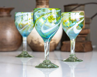 Verde Swirl Wine Glass